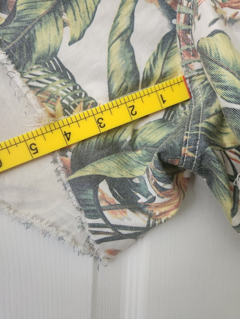 Kut from the Kloth Tropical Leaf Print Denim Cutoff Shorts - Women's 18 - Picture 5 of 7